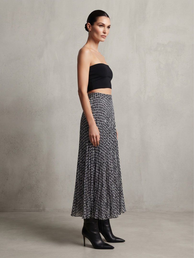ZARA PRINTED MAXI SKIRT (Category: Skirts) located in Pasig City. Submitted by vetementsdemanila (Listing ID 1468199921, Image 2). Description: ZARA PRINTED MAXI SKIRT New with tags Size: MEDIUM Waist: 28 inches Length: 35 inches P1300 PLUS SHIPPING.