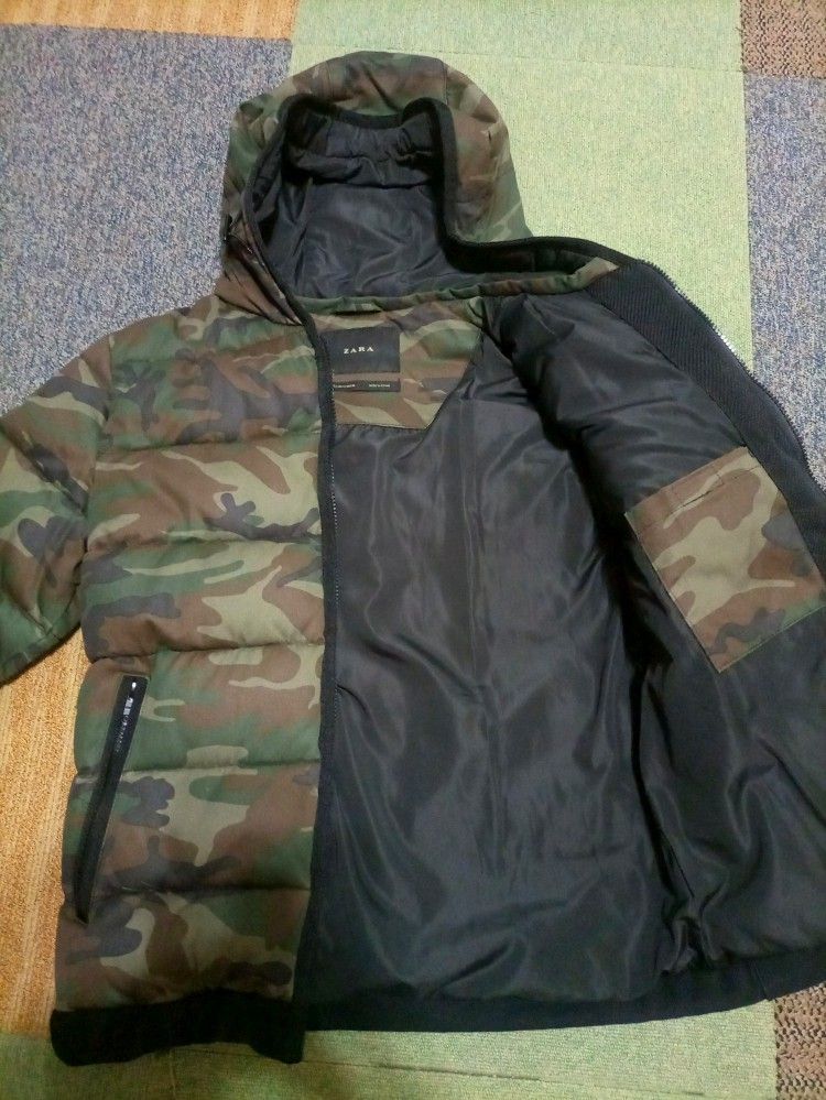 ZARA PUFFER JACKET (Category: Coats, Jackets and Outerwear) located in Quezon City. Submitted by plaguedr. (Listing ID 1467102712, Image 3). Description: ZARA Camouflage Puffer Jacket Condition: 10/10 Like New Color: Camouflage Dimensions Length: 25 Inches (Laid Flat) Width: 19.5 Inches (Pit to pit laid flat) No Issue Adjustable Hems and Hoodie comes with removable Inner hoodie Body Frame: SMALL - MEDIUM.