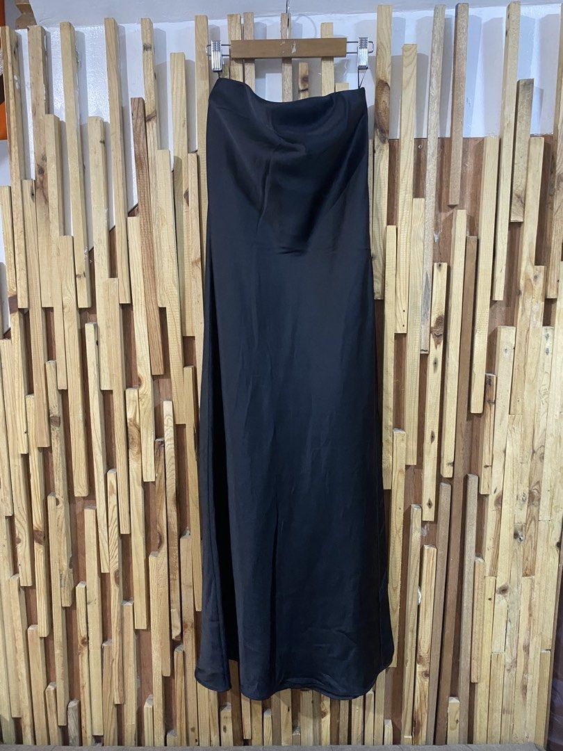 Zara Satin Effect Strapless Black Dress (Category: Dresses) located in Mabalacat. Submitted by calmrabbit.ae2127 (Listing ID 1468200321, Image 2). Description: .
