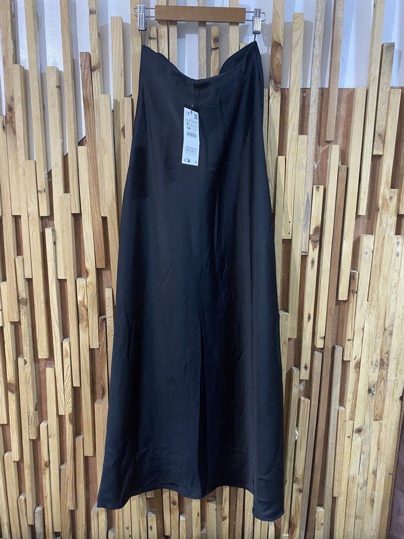 Zara Satin Effect Strapless Black Dress (Category: Dresses) located in Mabalacat. Submitted by calmrabbit.ae2127 (Listing ID 1468200321, Image 3). Description: .