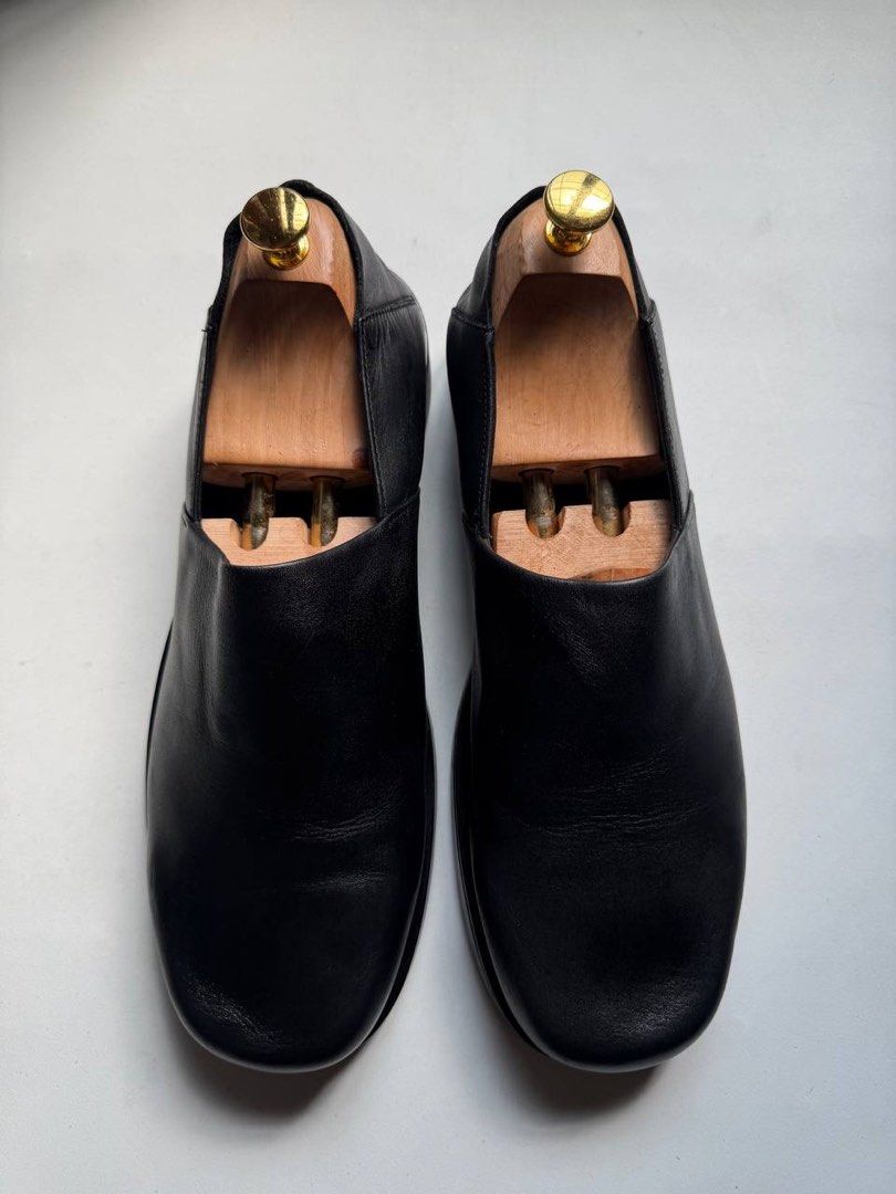 Zara Slip-on Loafers (Category: Casual Shoes) located in Cagayan de Oro. Submitted by thrift_crate.ph (Listing ID 1468221470, Image 1). Description: ᴢᴀʀᴀ ʟᴇᴀᴛʜᴇʀ sʟɪᴘ-ᴏɴs 𝟷𝟶ᴜs / 𝟸𝟾ᴄᴍ 𝐒𝐢𝐳𝐞: 10US / 28cm 𝐂𝐨𝐧𝐝𝐢𝐭𝐢𝐨𝐧 𝐫𝐚𝐭𝐞: 10/10 𝐂𝐨𝐥𝐨𝐫 𝐫𝐚𝐭𝐞: 10/10 Issue/s: NO ISSUES Description: Premium Leather Made in Portugal .