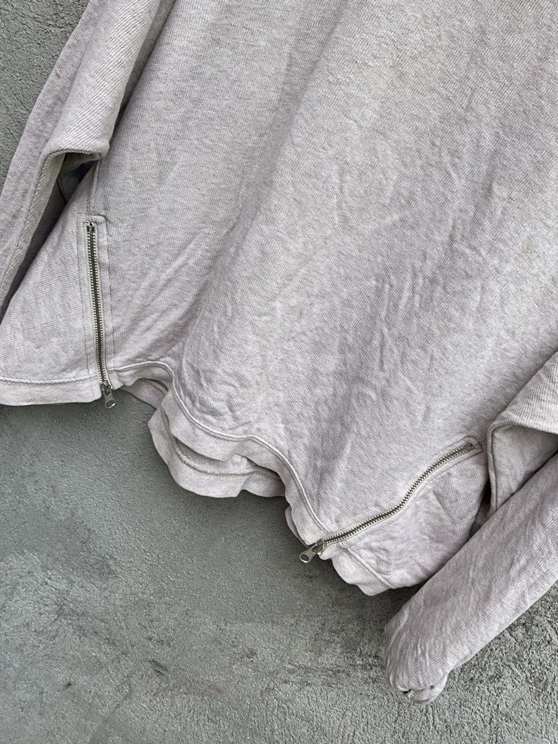Zara sweater (Category: Coats, Jackets and Outerwear) located in Polangui. Submitted by thruftgineer (Listing ID 1468227049, Image 3). Description: -issue: stain.