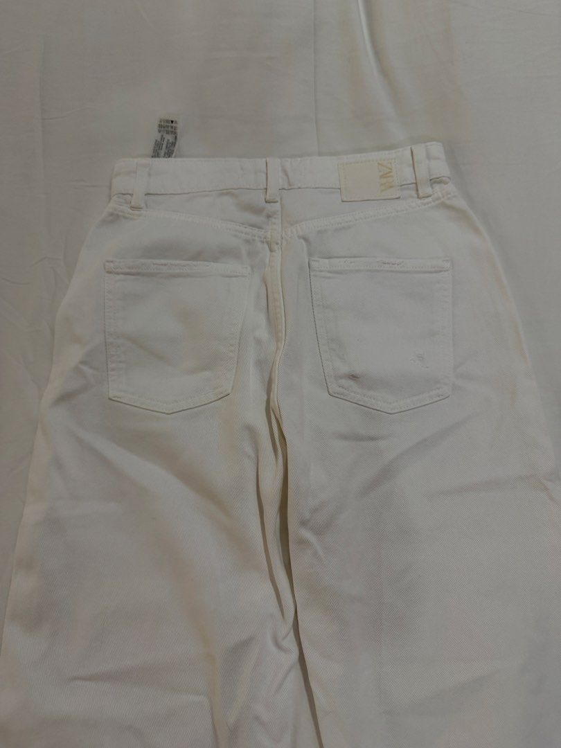 Zara White Denim Jeans (Category: Jeans) located in San Juan City. Submitted by shoprinat (Listing ID 1468093740, Image 3). Description: .