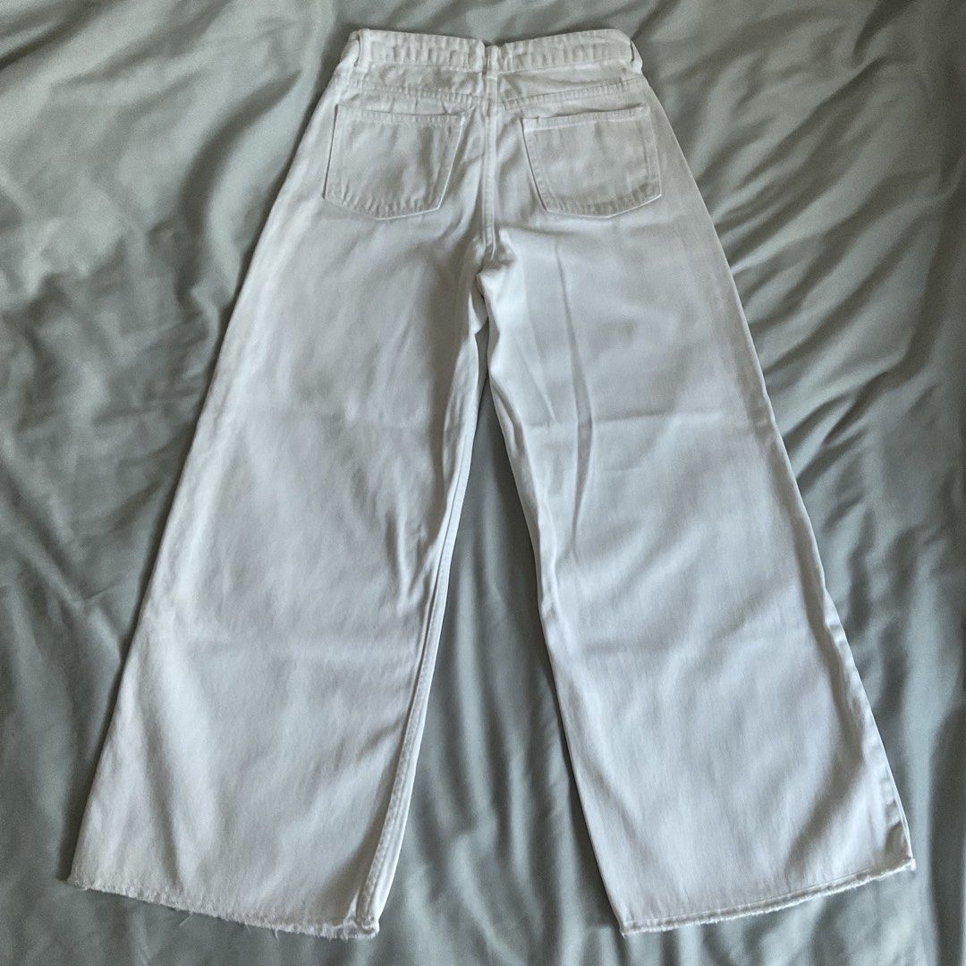 Zara White Wideleg Jeans (Category: Jeans) located in Quezon City. Submitted by declutter.chek (Listing ID 1468153093, Image 3). Description: Size 24-25 Excellent condition .