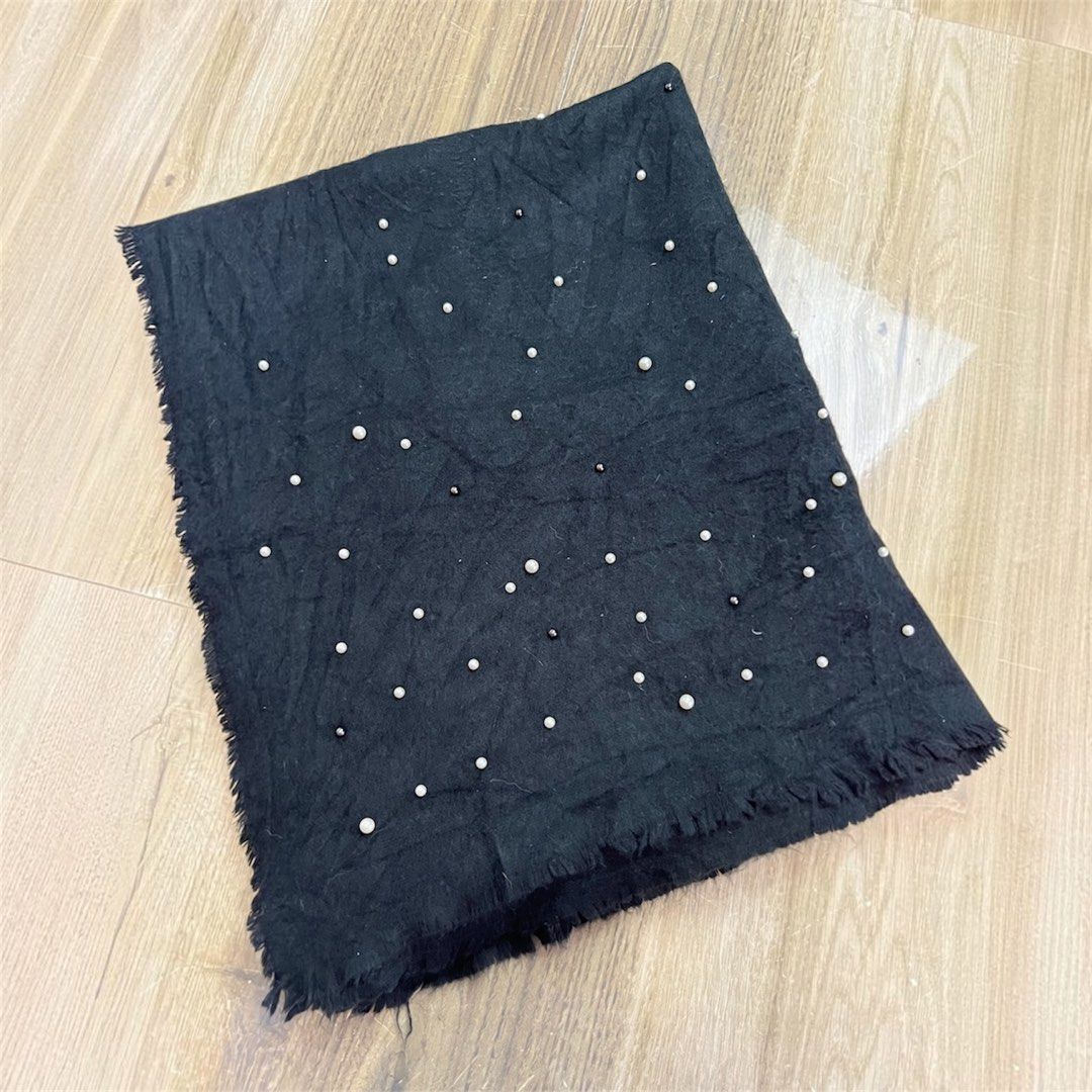 ZARA wool scarf (Category: Scarves) located in Bulacan. Submitted by letsfindukaywithme (Listing ID 1468167361, Image 1). Description: Zara wool scarf 32x80" Like new No issue +sf payment first Ship via J&T .