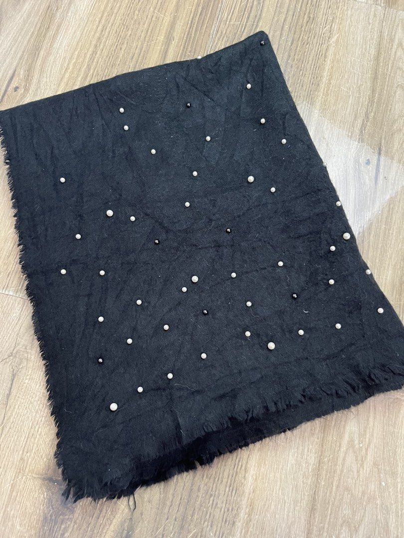 ZARA wool scarf (Category: Scarves) located in Bulacan. Submitted by letsfindukaywithme (Listing ID 1468167361, Image 2). Description: Zara wool scarf 32x80" Like new No issue +sf payment first Ship via J&T .