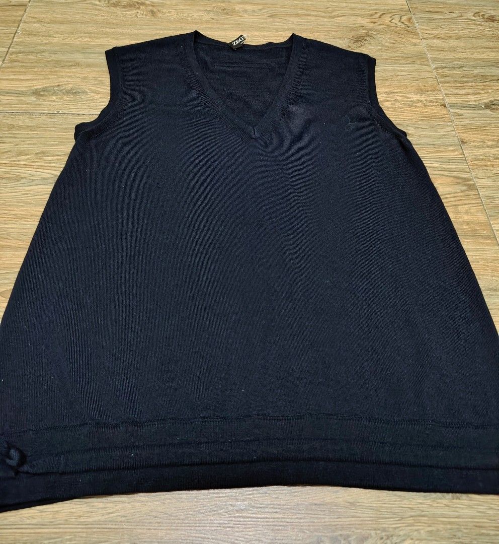 ZEGNA - Wool Vest-Gilet (Category: Activewear) located in Manila. Submitted by espesyaloffer (Listing ID 1468159675, Image 3). Description: ZEGNA - Wool Vest-Gilet Condition : 9.5/10 Size : 42R Dimensions ⬇️ Width : 16.5 Length : 23 Flaws : none P1,280 + sf.