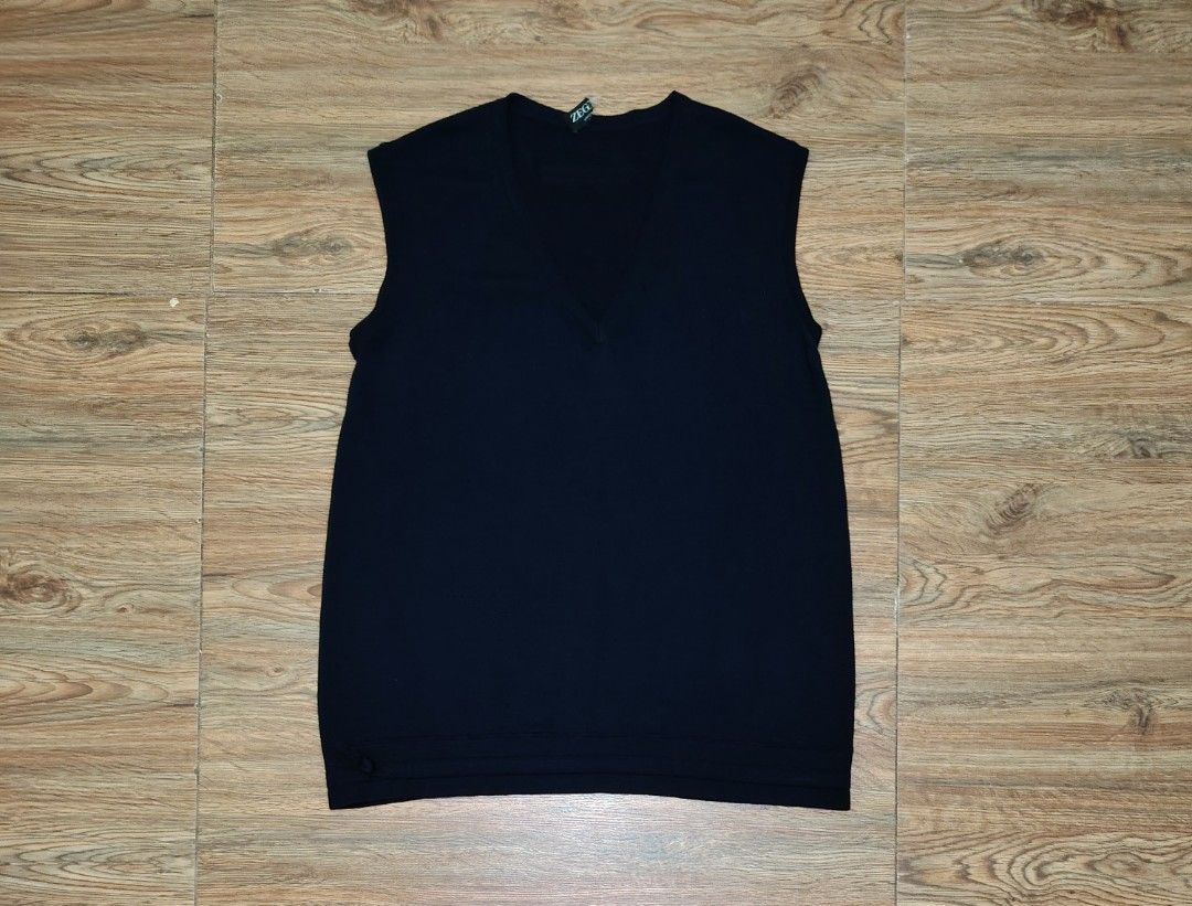 ZEGNA - Wool Vest-Gilet (Category: Activewear) located in Manila. Submitted by espesyaloffer (Listing ID 1468159675, Image 1). Description: ZEGNA - Wool Vest-Gilet Condition : 9.5/10 Size : 42R Dimensions ⬇️ Width : 16.5 Length : 23 Flaws : none P1,280 + sf.