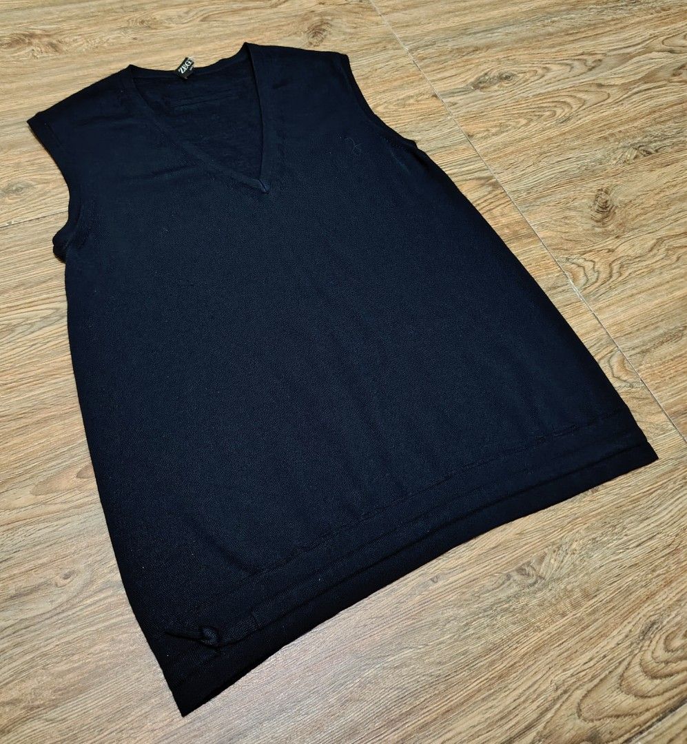 ZEGNA - Wool Vest-Gilet (Category: Activewear) located in Manila. Submitted by espesyaloffer (Listing ID 1468159675, Image 2). Description: ZEGNA - Wool Vest-Gilet Condition : 9.5/10 Size : 42R Dimensions ⬇️ Width : 16.5 Length : 23 Flaws : none P1,280 + sf.