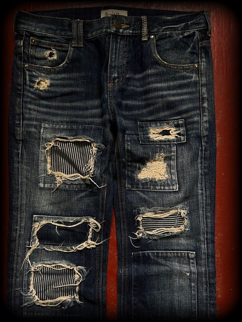 00s bonds & peace (Category: Jeans) located in Lucena. Submitted by netnyahyo (Listing ID 1468438438, Image 2). Description: Bonds & Peace Clawmarks, Distressed, Bootcut. size 30 length 42 thighs 9 knee 7 leg op 8.