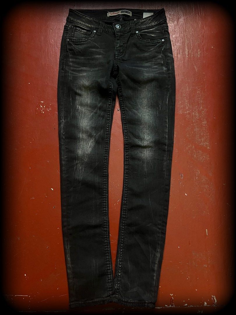 00s buckaroo (Category: Jeans) located in Lucena. Submitted by netnyahyo (Listing ID 1468436309, Image 1). Description: 00s buckaroo skinny washed jeans with clawmarks size 26 length 38 thighs 8 knee 5.5 leg op 4.5.