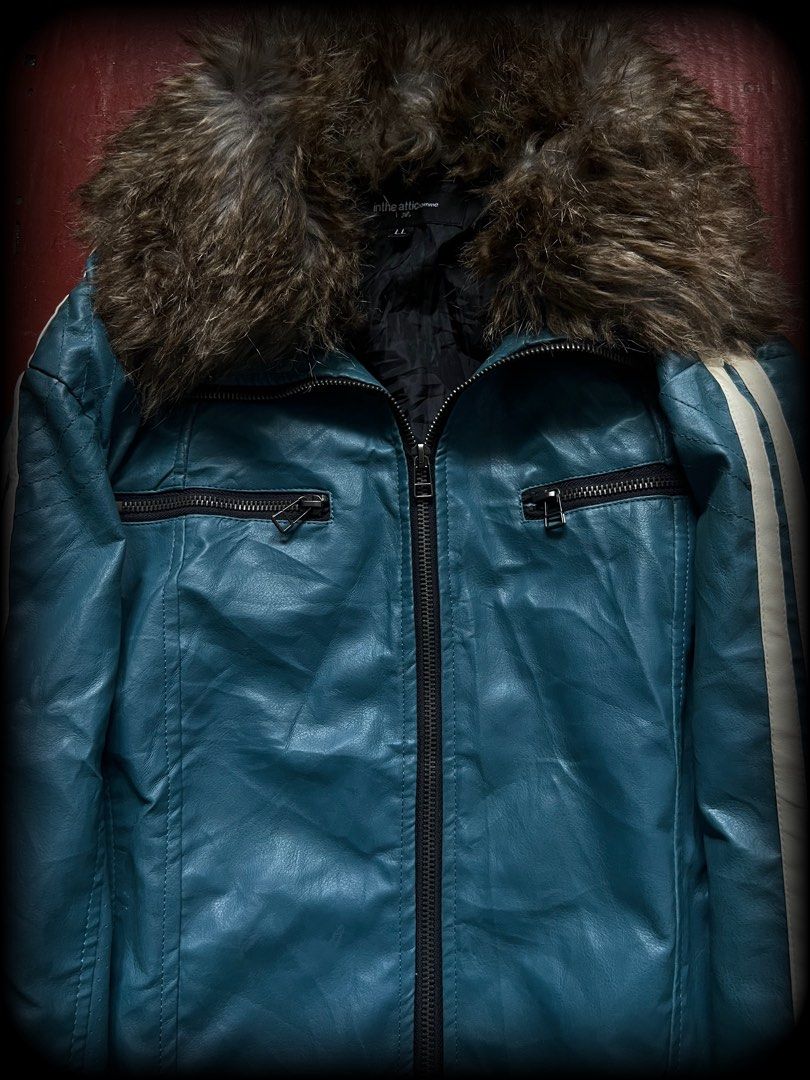 00s in the attic (Category: Coats, Jackets and Outerwear) located in Lucena. Submitted by proxyhere (Listing ID 1468441699, Image 3). Description: 00s in the attic Fur Collar, Rider Leather Jacket. length 26 width 22.