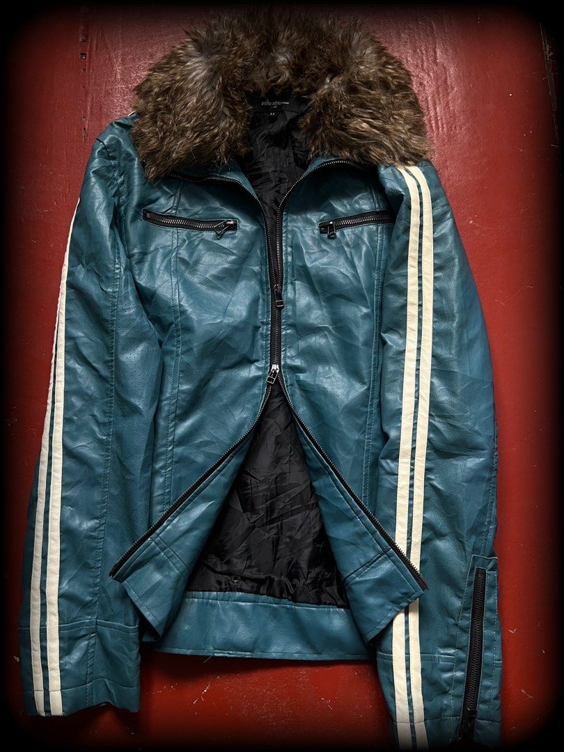 00s in the attic (Category: Coats, Jackets and Outerwear) located in Lucena. Submitted by proxyhere (Listing ID 1468441699, Image 1). Description: 00s in the attic Fur Collar, Rider Leather Jacket. length 26 width 22.