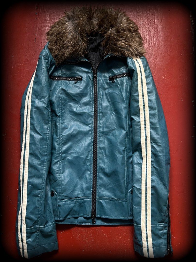 00s in the attic (Category: Coats, Jackets and Outerwear) located in Lucena. Submitted by proxyhere (Listing ID 1468441699, Image 2). Description: 00s in the attic Fur Collar, Rider Leather Jacket. length 26 width 22.