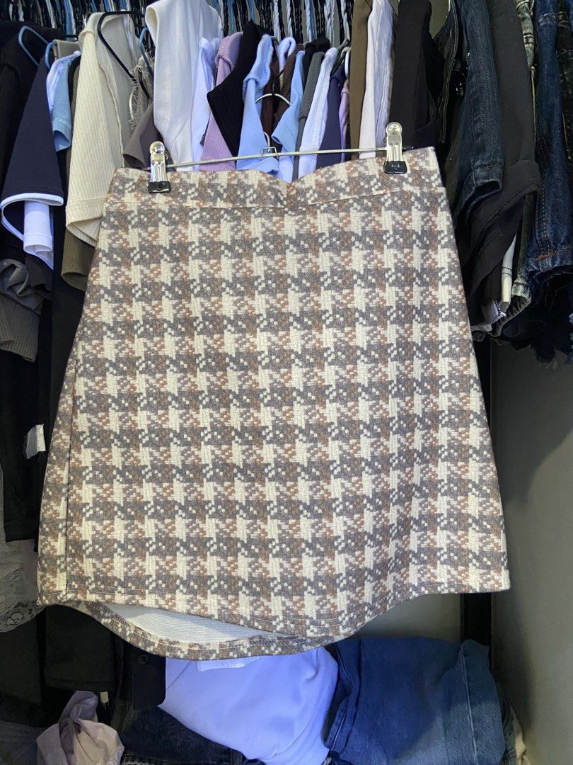 100 each skirts (Category: Skirts) located in Santa Rita. Submitted by viorr (Listing ID 1468332736, Image 2). Description: M-L.