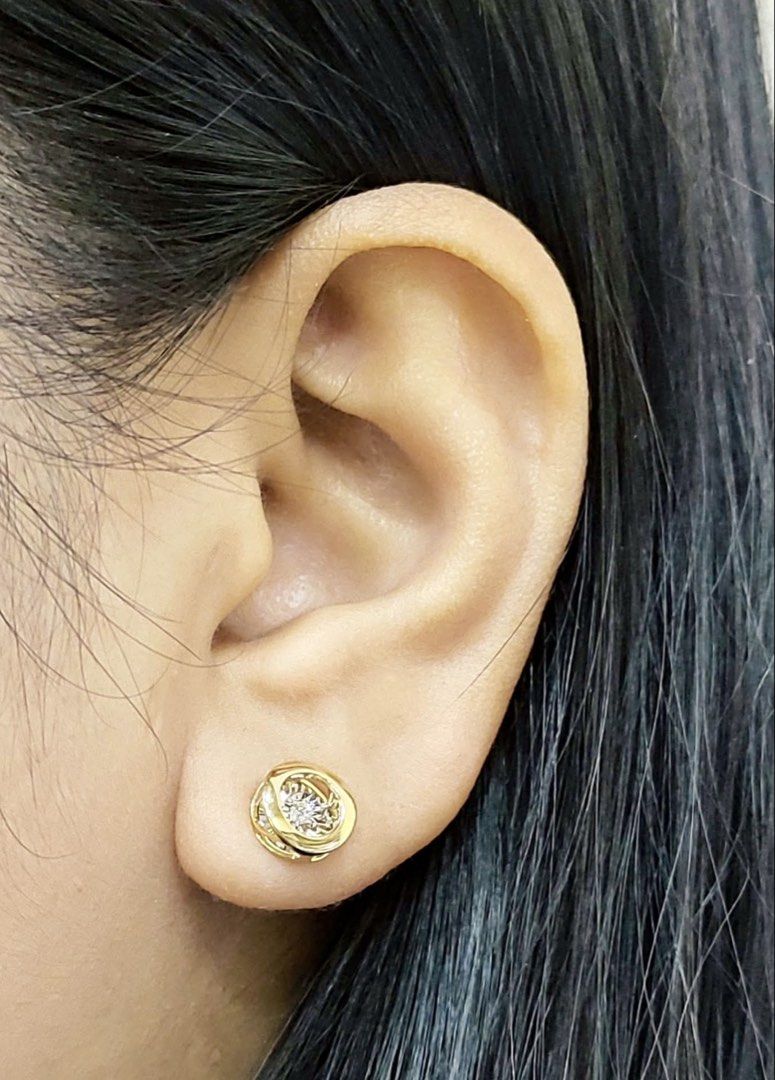 18k diamond earring (Category: Earrings) located in Manila. Submitted by mightystone_77b719 (Listing ID 1468362139, Image 3). Description: .