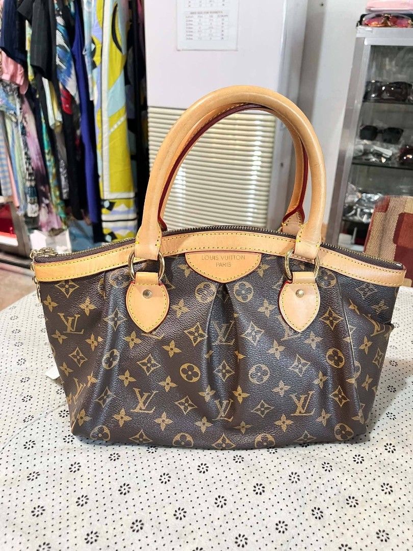 1999 LANG YOURS NA! (Category: Shoulder Bags) located in Imus. Submitted by algin3unay (Listing ID 1468335467, Image 1). Description: 1999 LANG YOURS NA!.
