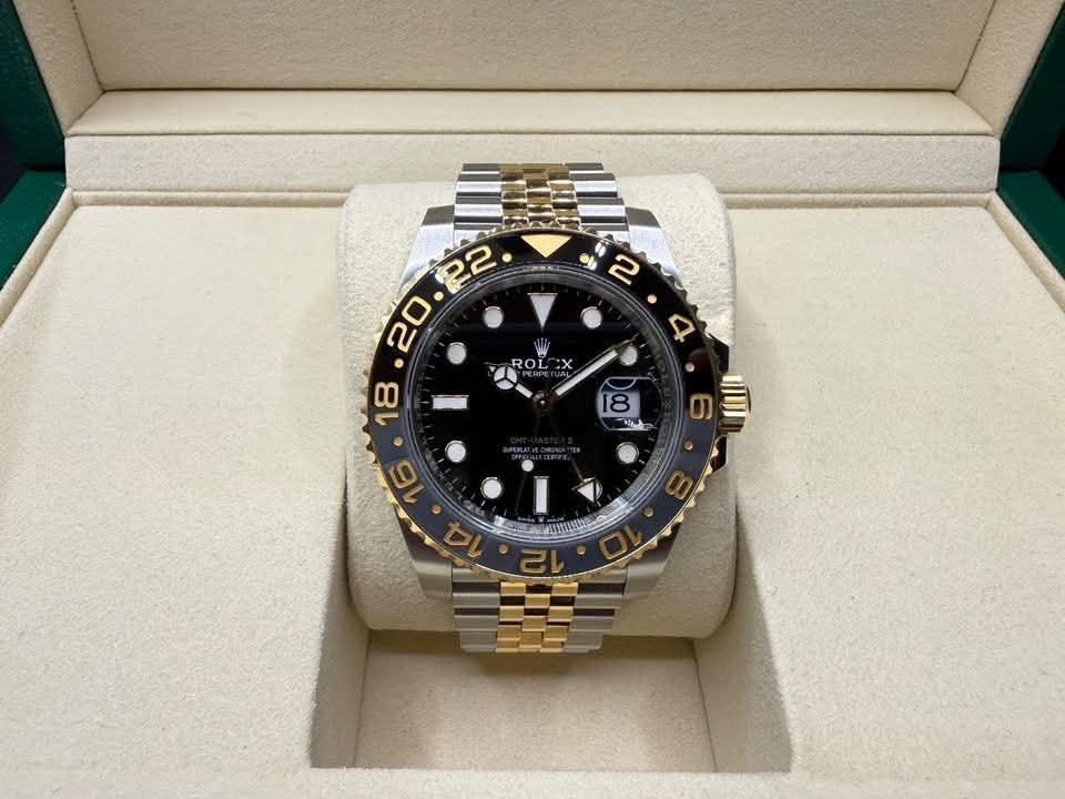 2023 Rolex GMT Master II Guiness (Category: Luxury Watches) located in Quezon City. Submitted by justindazo (Listing ID 1468370425, Image 2). Description: Rolex GMT Master II Guiness Reference 126713 GRNR Brand New Condition: 10/10 Movement: Calibre 3285 Case Size: 40mm Complete Set - Box, Warranty Card, Manual, Tag Year - 2023 ₱1,235,000 Price is Negotiable PM for Inquiries 📩 Meet-ups can be arranged 📍 Open for Authentication 🔎 Payment Method