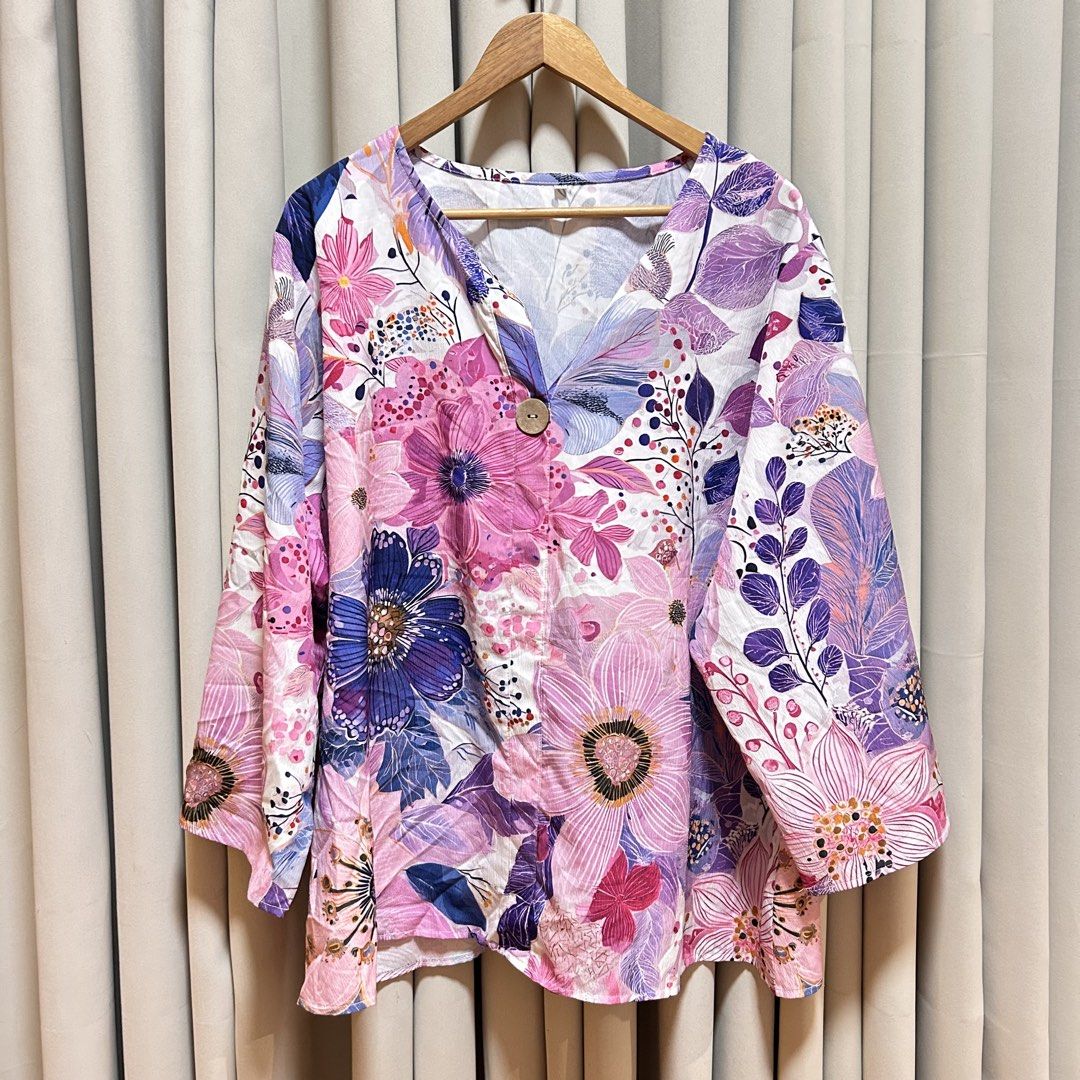 2-3XL Plus Size Floral V-Neck Top (Category: Blouses) located in Rizal. Submitted by from99abovecloset (Listing ID 1468313261, Image 1). Description: CODE:140 Size: 2XL-3XL Armhole (laid flat):14” Bust (around): 56” Length (laid flat): 29” Soft poly | loose | like new.