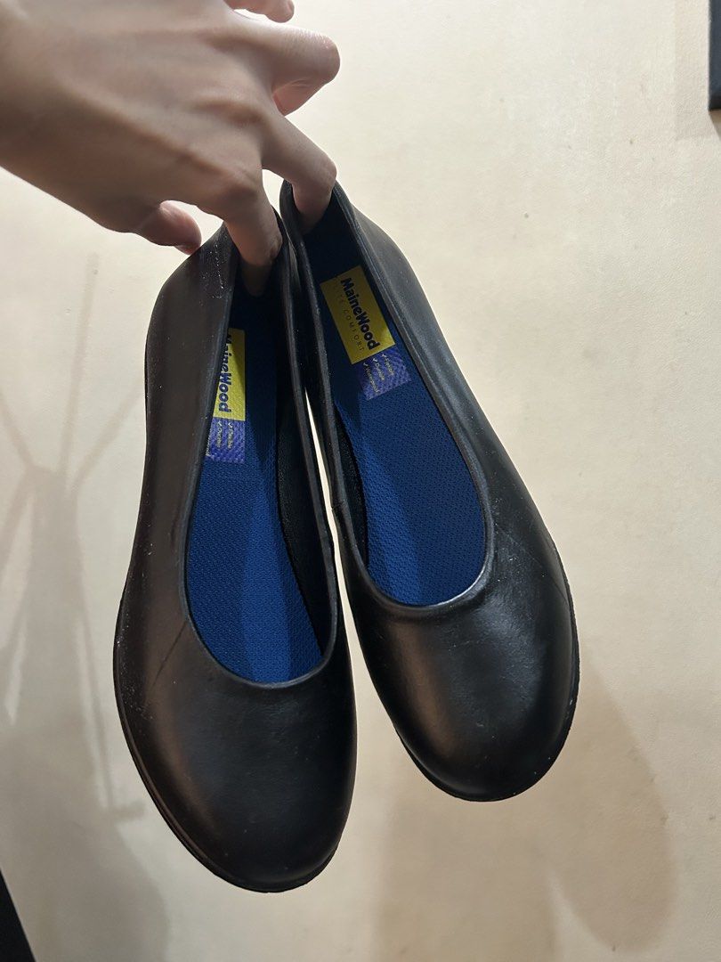 2 inch Mika Black Shoes (easy soft dupe) (Category: Heels) located in Marikina City. Submitted by naiomeww (Listing ID 1468354569, Image 1). Description: 🍥 Size: 36-36.5 🍥 2 inch heel ———————————————— 🩷 Not my size, Used only once 🩷 Easy soft feels (even the material) 🩷 lightweight to wear 🩷 few scratch lang sa sides seen in the pic .