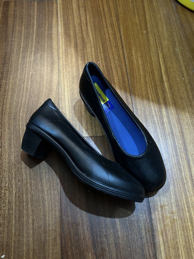 2 inch Mika Black Shoes (easy soft dupe) (Category: Heels) located in Marikina City. Submitted by naiomeww (Listing ID 1468354569, Image 2). Description: 🍥 Size: 36-36.5 🍥 2 inch heel ———————————————— 🩷 Not my size, Used only once 🩷 Easy soft feels (even the material) 🩷 lightweight to wear 🩷 few scratch lang sa sides seen in the pic .