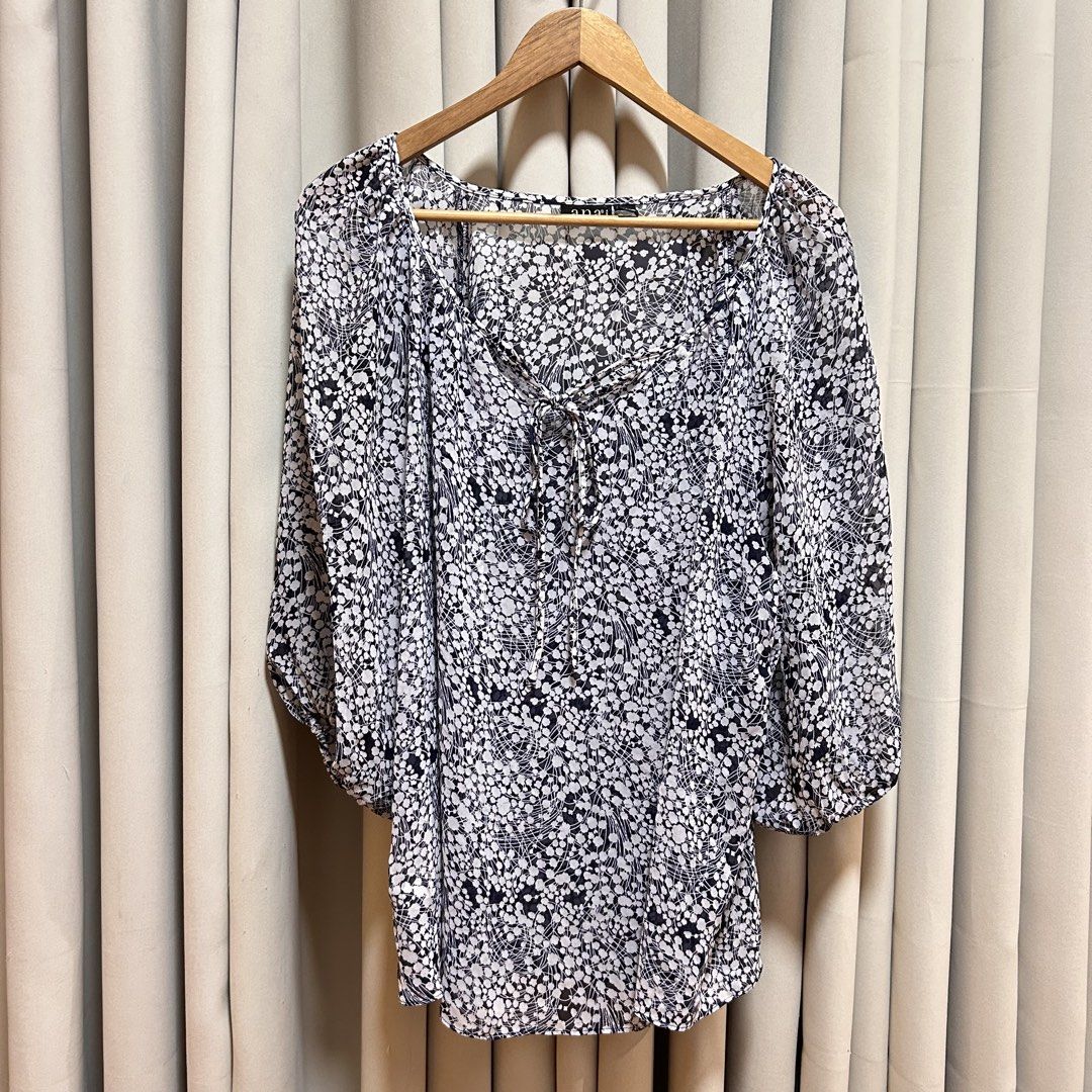 2XL B&W Floral Top (Category: Blouses) located in Rizal. Submitted by from99abovecloset (Listing ID 1468376163, Image 1). Description: CODE:004 Size: 2XL Armhole (laid flat):16” Bust (around): 56” Length (laid flat): 30” Soft poly | loose | like new .