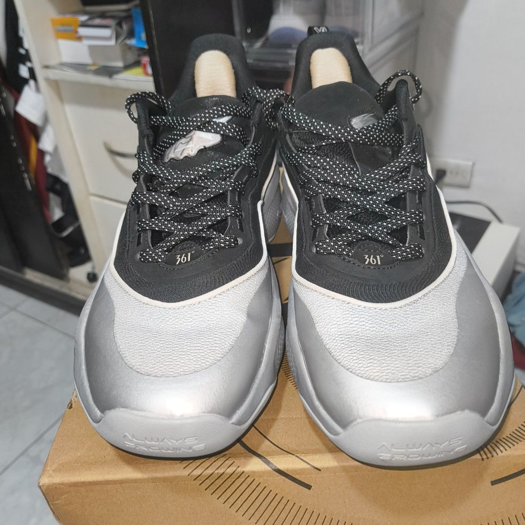 361 Degrees Aaron Gordon 6 AG6 (Category: Sneakers) located in Antipolo. Submitted by burgersandburpees (Listing ID 1468352386, Image 3). Description: WTS 361 AG6 by 361 size 12 but fits 10.5-11 (snug) used twice lang on wooden court. almost new. great for forwards replacement box kasi nasira yung original during shipping shipping at buyer's expense. meetup: Stalucia mall, ayala feliz or Starbucks Marcos Highway/Marikina.
