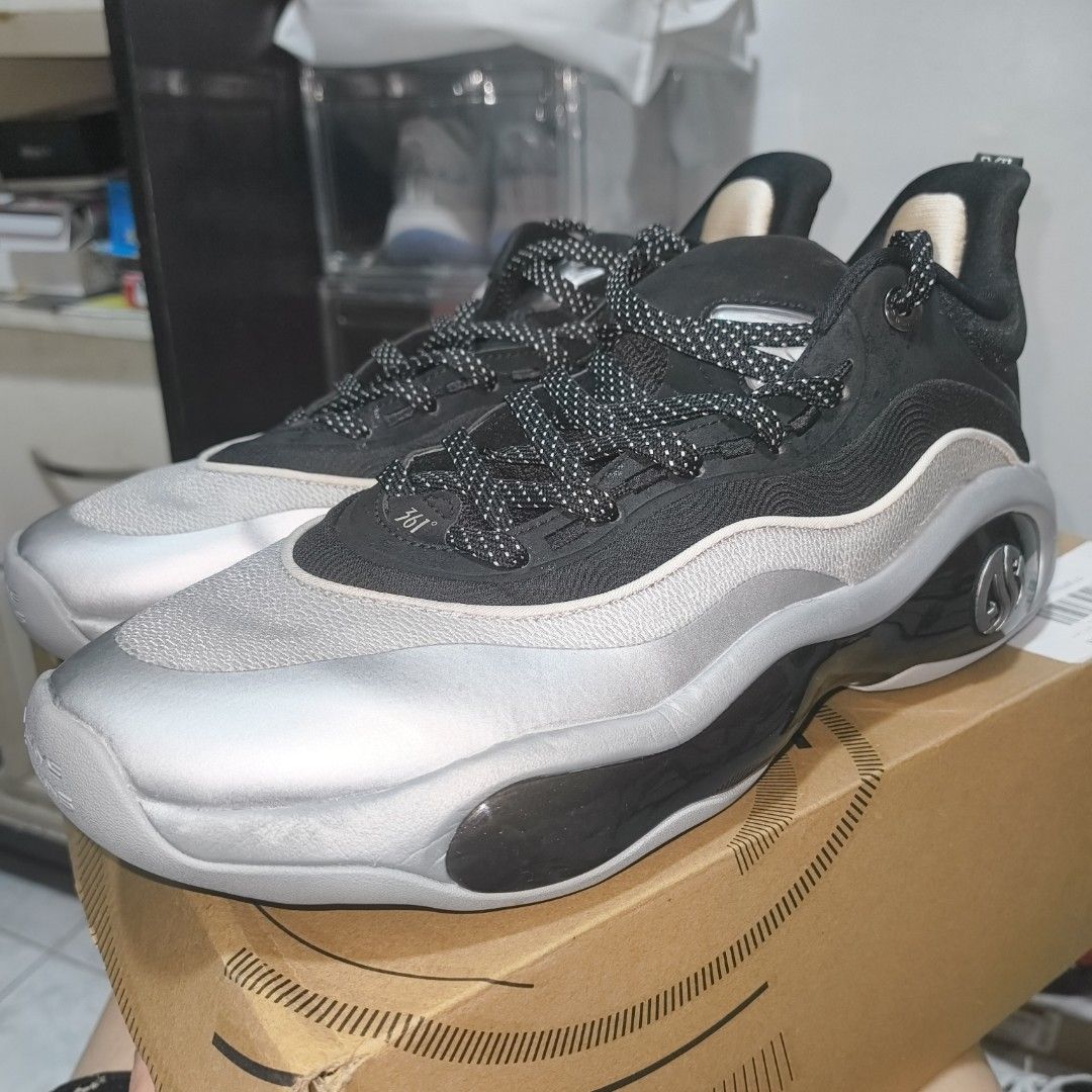 361 Degrees Aaron Gordon 6 AG6 (Category: Sneakers) located in Antipolo. Submitted by burgersandburpees (Listing ID 1468352386, Image 1). Description: WTS 361 AG6 by 361 size 12 but fits 10.5-11 (snug) used twice lang on wooden court. almost new. great for forwards replacement box kasi nasira yung original during shipping shipping at buyer's expense. meetup: Stalucia mall, ayala feliz or Starbucks Marcos Highway/Marikina.