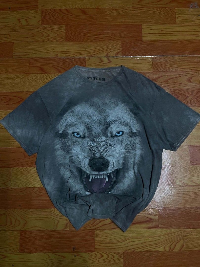 3DTEES 2XL Wolf Graphic T-Shirt (Category: Tshirts & Polo Shirts ) located in Ozamiz City. Submitted by tripft.vonde (Listing ID 1468311395, Image 1). Description: - Brand: 3DTEES - Design: Fierce wolf graphic print (Mike Sanford copyrighted artwork, 2014) - Color/Wash: Grey with tie-dye wash effect - Size: 2XL (Standard fit) - Material: 100% heavyweight cotton made in Honduras - Features: Crew neck, short sleeves - Care: Machine washable - Condi