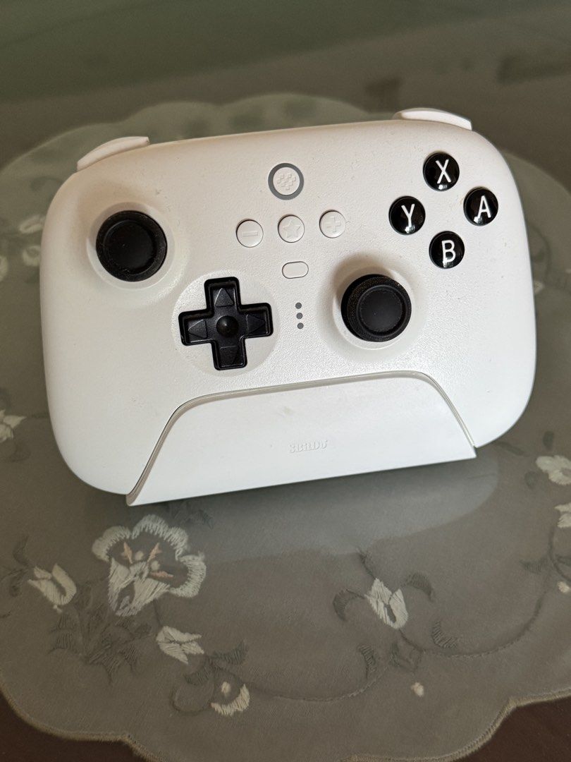 8BitDo Ultimate Controller Wireless White （分類：手掣）位於 Hong Kong。 由 virjoy168 提交（商品編號 1468284084，圖片 1）。簡介： 含手制+底座+dongle switch/PC可用 不連USB線。