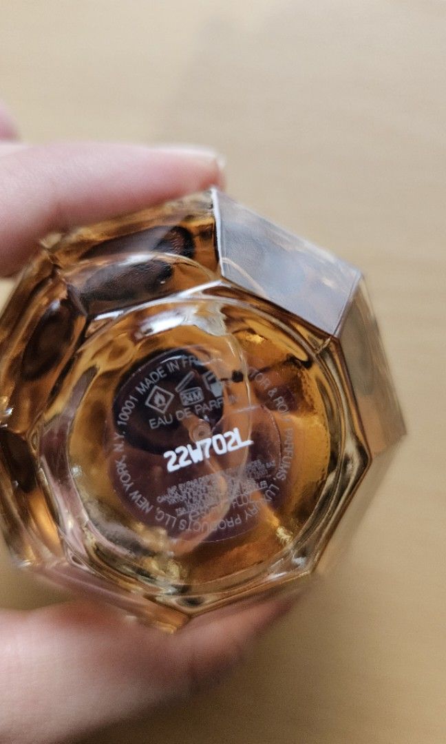 ✨ 100% Authentic Viktor&Rolf Flowerbomb EDP (50ml) ✨ (Category: Fragrance & Deodorants) located in Quezon City. Submitted by preppyraven (Listing ID 1468302698, Image 3). Description: Details: Condition: Pre-loved / Decluttering (Approx. 90%–95% full, see photos for exact juice level) Batch Code: 22W702L (Produced by L'Oréal Luxe — completely verifiable online) Authenticity Note: 100% legit original stock. NOT a cheap "Singapore tester" or counte
