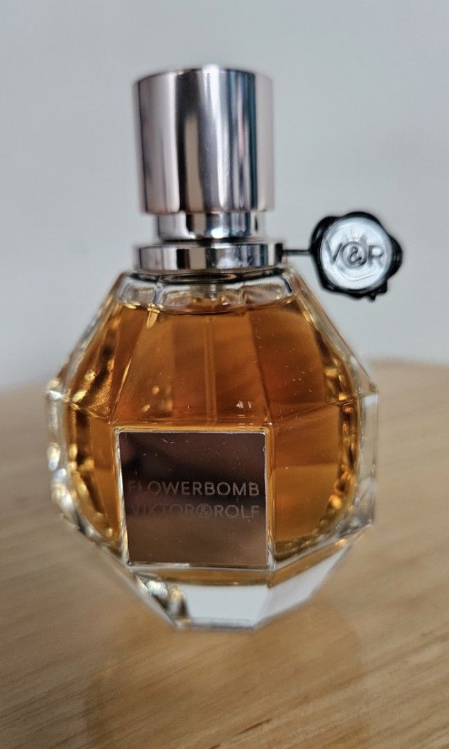 ✨ 100% Authentic Viktor&Rolf Flowerbomb EDP (50ml) ✨ (Category: Fragrance & Deodorants) located in Quezon City. Submitted by preppyraven (Listing ID 1468302698, Image 2). Description: Details: Condition: Pre-loved / Decluttering (Approx. 90%–95% full, see photos for exact juice level) Batch Code: 22W702L (Produced by L'Oréal Luxe — completely verifiable online) Authenticity Note: 100% legit original stock. NOT a cheap "Singapore tester" or counte