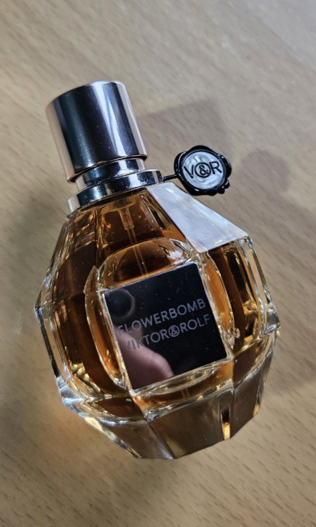 ✨ 100% Authentic Viktor&Rolf Flowerbomb EDP (50ml) ✨ (Category: Fragrance & Deodorants) located in Quezon City. Submitted by preppyraven (Listing ID 1468302698, Image 1). Description: Details: Condition: Pre-loved / Decluttering (Approx. 90%–95% full, see photos for exact juice level) Batch Code: 22W702L (Produced by L'Oréal Luxe — completely verifiable online) Authenticity Note: 100% legit original stock. NOT a cheap "Singapore tester" or counte