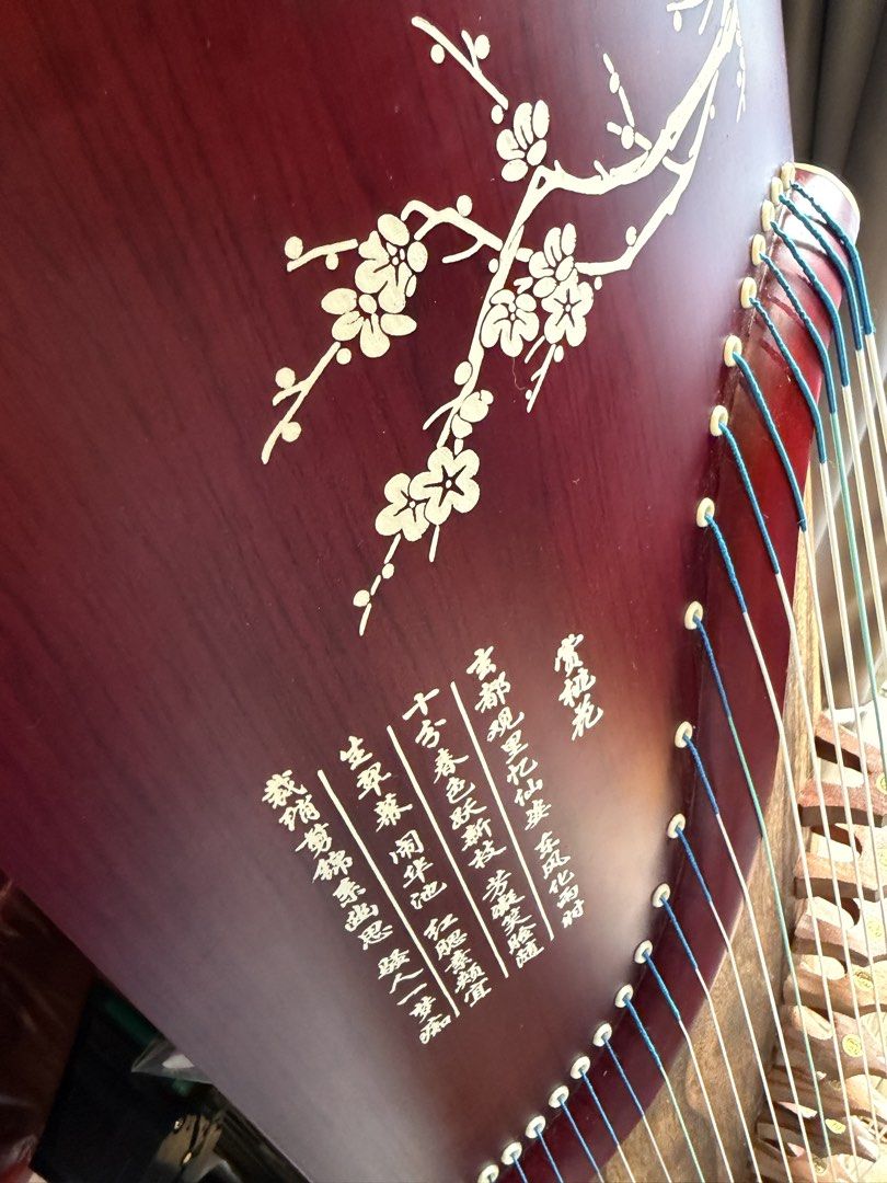 古箏 （分類：樂器）位於 Hong Kong。 由 kinderyam 提交（商品編號 1468343171，圖片 3）。簡介： 香港大學站交收 。