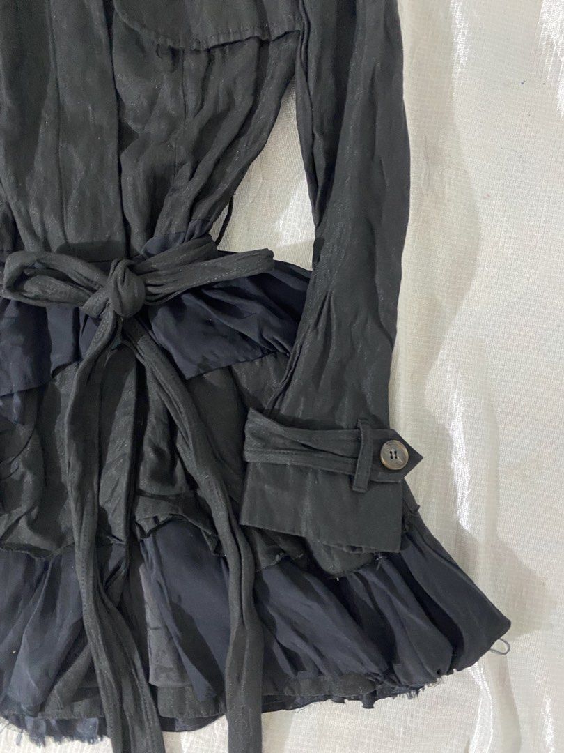 𝙏𝙧𝙚𝙣𝙘𝙝 𝘾𝙤𝙖𝙩 𝘽𝙚𝙡𝙩𝙚𝙙 𝙅𝙖𝙘𝙠𝙚𝙩 𝙈𝙞𝙣𝙞 𝘿𝙧𝙚𝙨𝙨 (Category: Dresses) located in Baguio. Submitted by sollunathrift13 (Listing ID 1468451661, Image 3). Description: Color: Solid Black Collar & Neckline: Fold-over point collar with gun flap/storm flap detailing on the upper chest Shoulder Details: Buttoned epaulets / shoulder straps Closure & Waist: Front button closure featuring tortoise-shell patterned buttons Matching self-fab
