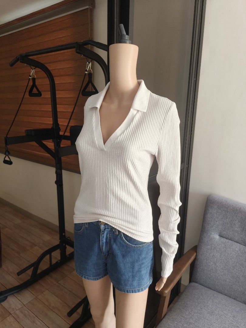 𝟮 𝗳𝗼𝗿 𝟯𝟬𝟬/H&M White Ribbed Knit Long Sleeve Polo Top (Category: Longsleeves) located in Siniloan. Submitted by wingedwardrobe (Listing ID 1468323566, Image 1). Description: A white ribbed knit long-sleeve polo top with a V-neck collar. 𝐏𝐑𝐎𝐌𝐎: 𝟮 𝗳𝗼𝗿 𝟯𝟬𝟬 𝐇𝐨𝐰 𝐢𝐭 𝐰𝐨𝐫𝐤𝐬: 𝐘𝐨𝐮 𝐜𝐚𝐧 𝐜𝐡𝐨𝐨𝐬𝐞 𝟮 𝐃𝐈𝐅𝐅𝐄𝐑𝐄𝐍𝐓 𝐢𝐭𝐞𝐦𝐬 𝐭𝐡𝐚𝐭 𝐚𝐫𝐞 𝐢𝐧𝐜𝐥𝐮𝐝𝐞𝐝 𝐢𝐧 𝐭𝐡𝐞 𝐩𝐫𝐨𝐦𝐨. 𝐍𝐨𝐭𝐞: 𝐓𝐡𝐢𝐬 𝐝𝐨𝐞𝐬 𝐍𝐎𝐓 𝐦