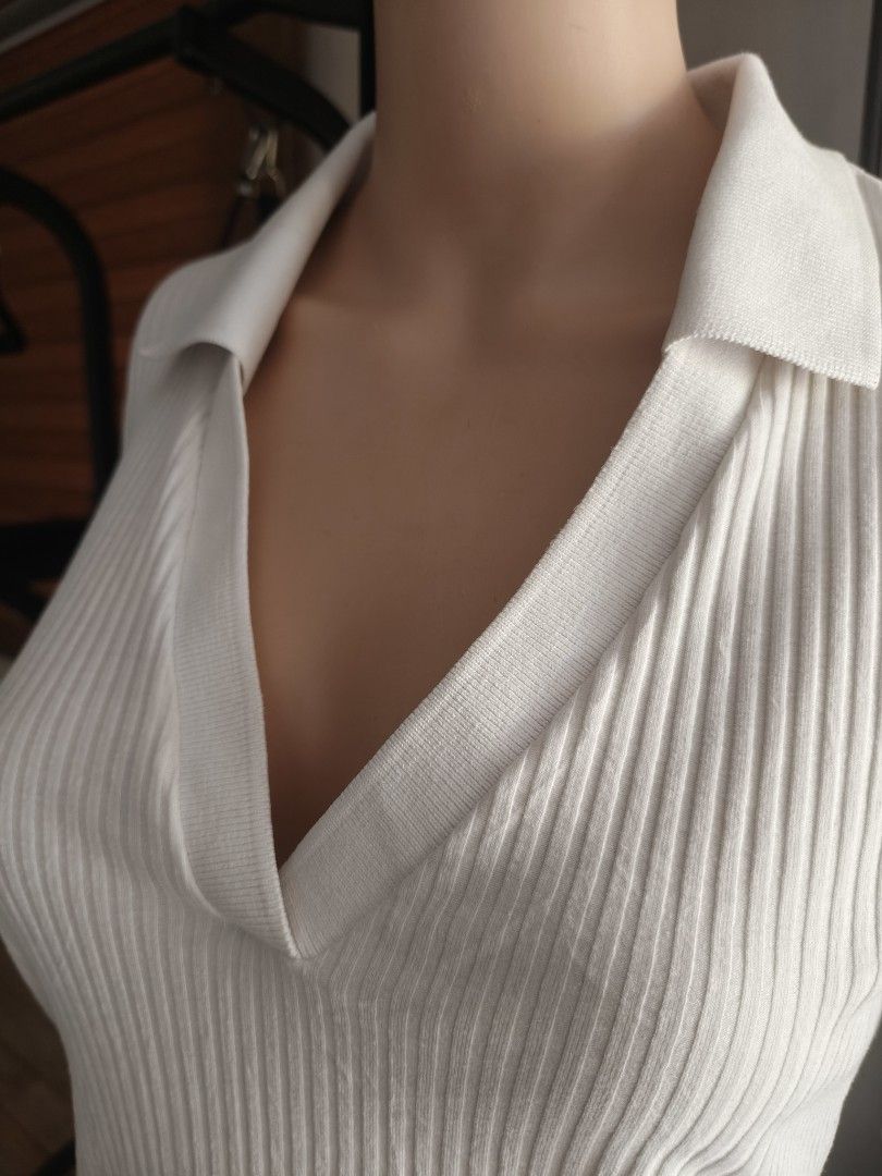 𝟮 𝗳𝗼𝗿 𝟯𝟬𝟬/H&M White Ribbed Knit Long Sleeve Polo Top (Category: Longsleeves) located in Siniloan. Submitted by wingedwardrobe (Listing ID 1468323566, Image 2). Description: A white ribbed knit long-sleeve polo top with a V-neck collar. 𝐏𝐑𝐎𝐌𝐎: 𝟮 𝗳𝗼𝗿 𝟯𝟬𝟬 𝐇𝐨𝐰 𝐢𝐭 𝐰𝐨𝐫𝐤𝐬: 𝐘𝐨𝐮 𝐜𝐚𝐧 𝐜𝐡𝐨𝐨𝐬𝐞 𝟮 𝐃𝐈𝐅𝐅𝐄𝐑𝐄𝐍𝐓 𝐢𝐭𝐞𝐦𝐬 𝐭𝐡𝐚𝐭 𝐚𝐫𝐞 𝐢𝐧𝐜𝐥𝐮𝐝𝐞𝐝 𝐢𝐧 𝐭𝐡𝐞 𝐩𝐫𝐨𝐦𝐨. 𝐍𝐨𝐭𝐞: 𝐓𝐡𝐢𝐬 𝐝𝐨𝐞𝐬 𝐍𝐎𝐓 𝐦