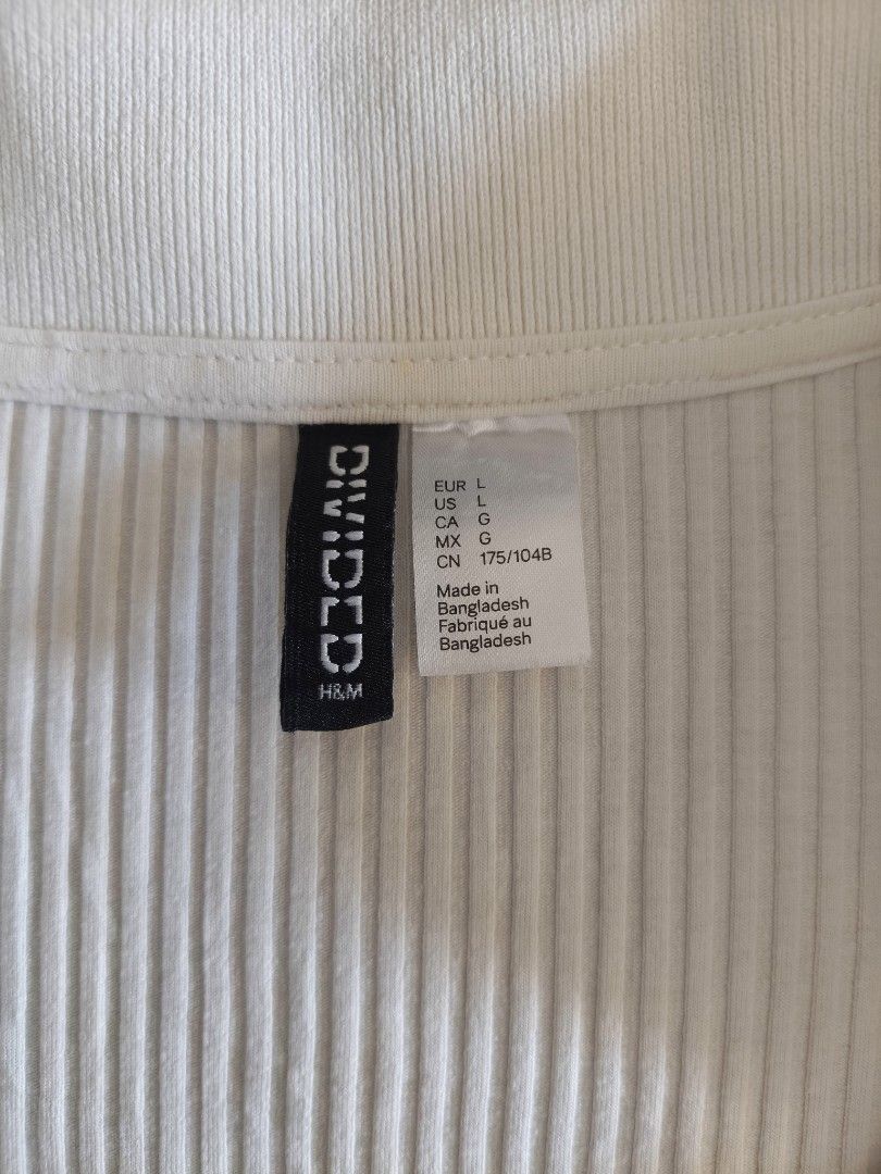 𝟮 𝗳𝗼𝗿 𝟯𝟬𝟬/H&M White Ribbed Knit Long Sleeve Polo Top (Category: Longsleeves) located in Siniloan. Submitted by wingedwardrobe (Listing ID 1468323566, Image 3). Description: A white ribbed knit long-sleeve polo top with a V-neck collar. 𝐏𝐑𝐎𝐌𝐎: 𝟮 𝗳𝗼𝗿 𝟯𝟬𝟬 𝐇𝐨𝐰 𝐢𝐭 𝐰𝐨𝐫𝐤𝐬: 𝐘𝐨𝐮 𝐜𝐚𝐧 𝐜𝐡𝐨𝐨𝐬𝐞 𝟮 𝐃𝐈𝐅𝐅𝐄𝐑𝐄𝐍𝐓 𝐢𝐭𝐞𝐦𝐬 𝐭𝐡𝐚𝐭 𝐚𝐫𝐞 𝐢𝐧𝐜𝐥𝐮𝐝𝐞𝐝 𝐢𝐧 𝐭𝐡𝐞 𝐩𝐫𝐨𝐦𝐨. 𝐍𝐨𝐭𝐞: 𝐓𝐡𝐢𝐬 𝐝𝐨𝐞𝐬 𝐍𝐎𝐓 𝐦