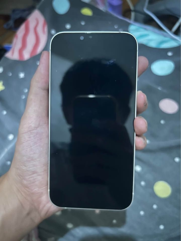 📱 iPhone 14 256GB | Japan Variant 3J/A (Category: iPhone 14 Series) located in Bay. Submitted by vertflips14 (Listing ID 1468462545, Image 2). Description: ✨ Makinis, pwede sa maarte! ✅ No issues ✅ True Tone working ✅ Face ID working ✅ Malinaw ang camera ✅ 87% Battery Health 🔧 Bagong palit housing May lumalabas na Genuine Part sa screen, camera, at battery sa Parts & Service History dahil sa housing replacement. 🎁 INCLUSIONS: • Phone case • Re