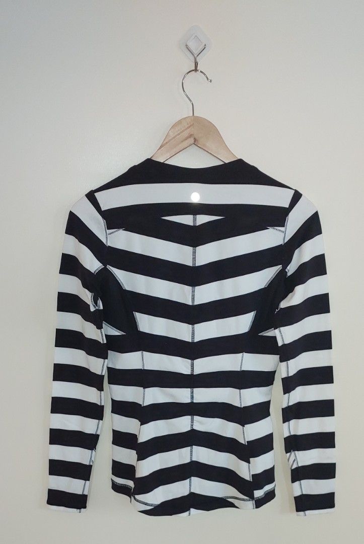 🏷️ Lululemon Base Runner Long Sleeve (Size 6)💯 (Category: Activewear) located in Pozorrubio. Submitted by infinite_grind_0.1 (Listing ID 1468370729, Image 3). Description: 🏷️ Lululemon Base Runner Long Sleeve (Size 6)💯 PRICE: ₱950.00 CONDITION: Excellent preloved condition (very well-kept, clean seams, logo intact) SIZE: Lululemon Women's US 6 (Fits Small to Medium) 📐 Flat Lay Measurements ✅️ (Approximate): • Armpit to Armpit: 16 • Length (S