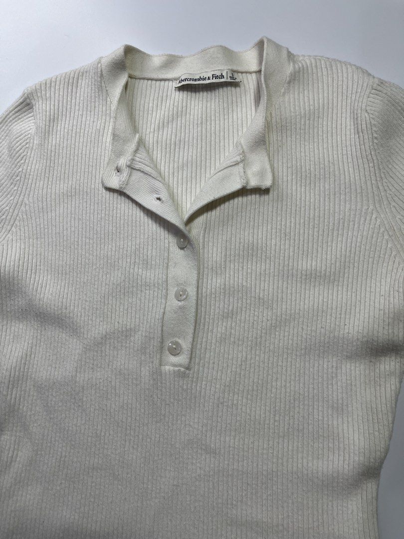 Abercrombie & Fitch Knitted Top (Category: Blouses) located in Manila. Submitted by kerlythreads (Listing ID 1468477591, Image 2). Description: small issue: minimal lints.