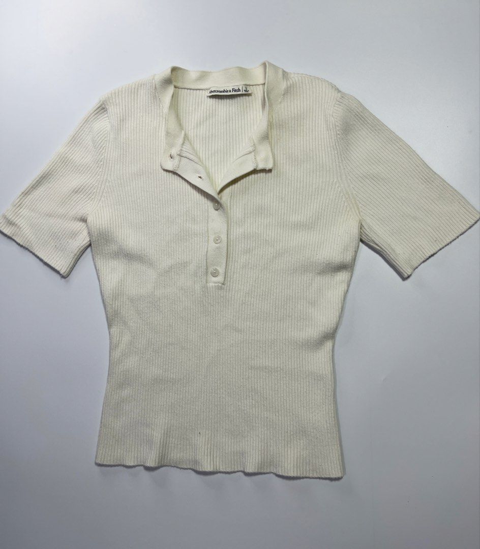 Abercrombie & Fitch Knitted Top (Category: Blouses) located in Manila. Submitted by kerlythreads (Listing ID 1468477591, Image 1). Description: small issue: minimal lints.