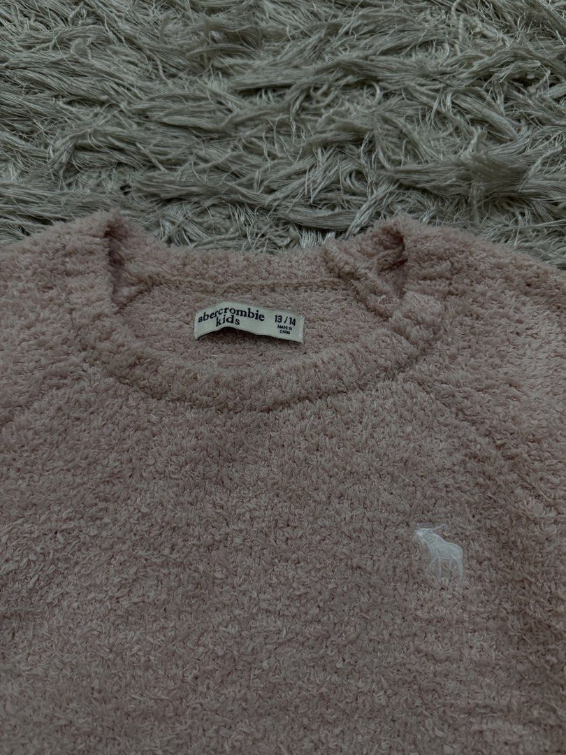 Abercrombie Pink Sweater (Category: Longsleeves) located in Quezon City. Submitted by emily_in_pariss (Listing ID 1468356194, Image 2). Description: .