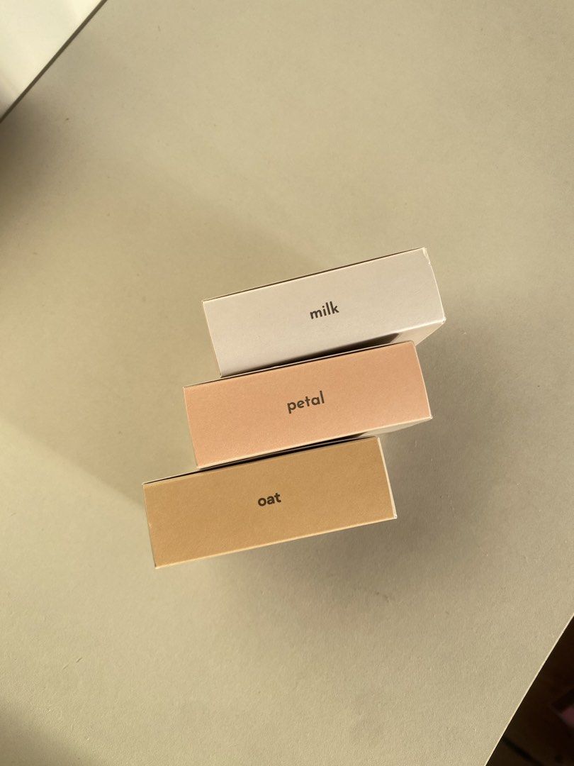 Absidy Translucent Powder (Category: Makeup) located in Manila. Submitted by attaraprielle (Listing ID 1468341561, Image 2). Description: Shade: milk and petal available.