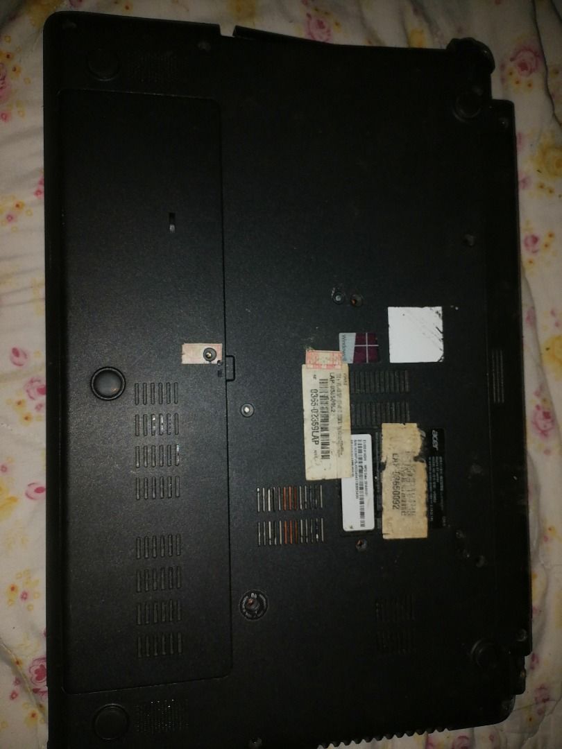 Acer Black Laptop (Category: Laptops & Notebooks) located in Caloocan City. Submitted by boltronix_devices (Listing ID 1468439798, Image 2). Description: Sira idk wanna buy for scraps?.