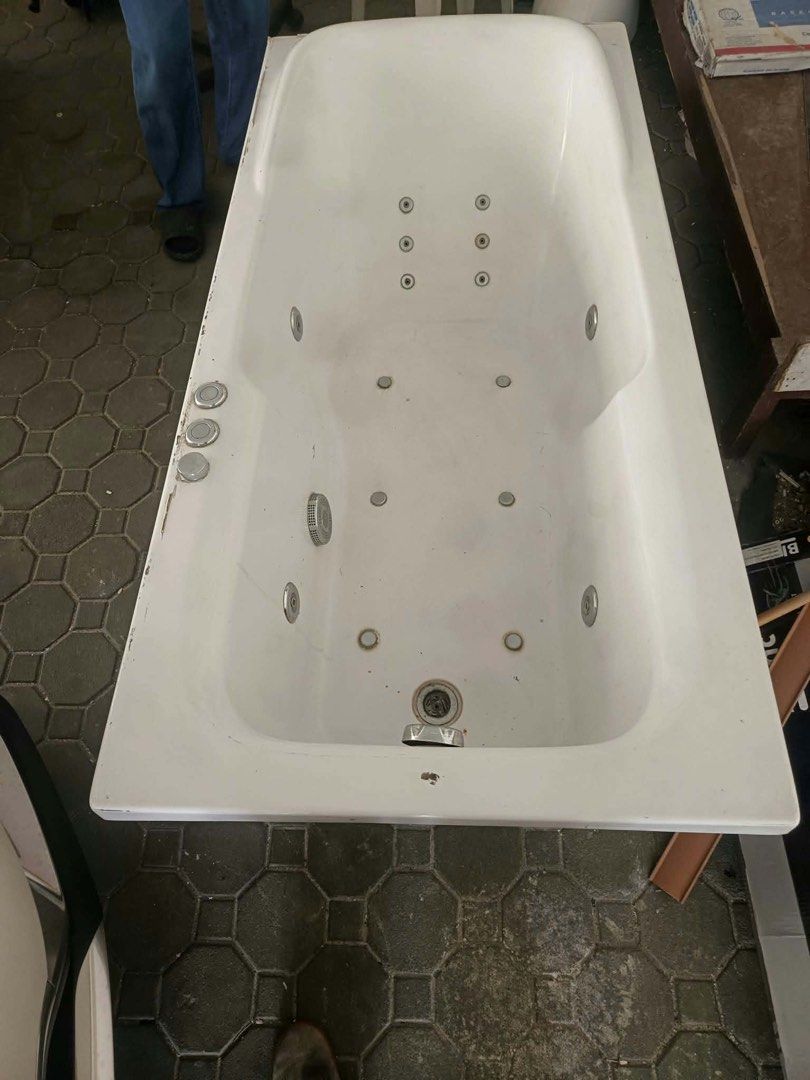 Acrylic massage bathtub (Category: Massage Devices) located in Manila. Submitted by dang666 (Listing ID 1468428270, Image 2). Description: Need wash lang po, pinalitan lang siya. Negotiable pa. Taguig location.