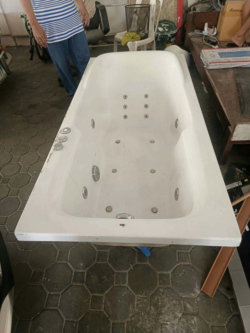 Acrylic massage bathtub (Category: Massage Devices) located in Manila. Submitted by dang666 (Listing ID 1468428270, Image 1). Description: Need wash lang po, pinalitan lang siya. Negotiable pa. Taguig location.