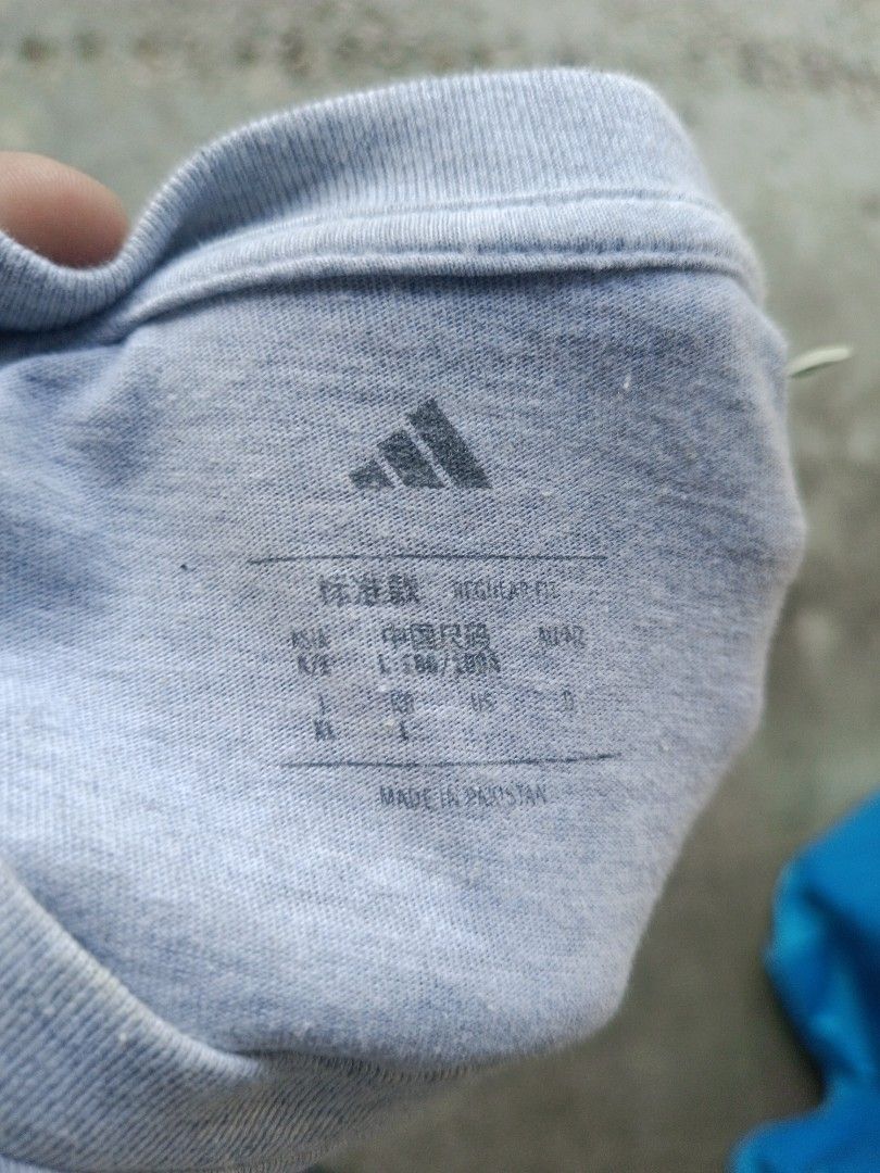 Adidas Grey Tennis Ball Graphic T-Shirt (Category: Tshirts & Polo Shirts ) located in Urdaneta. Submitted by tetsudoubletaps (Listing ID 1468497708, Image 3). Description: + SF 22 x 27 - 28 with minimal stains sa neck and shoulder, hindi naman masyadong visible pwede pa sigurong maalis pag nilabhan - Brand: Adidas - Color: Grey with yellow tennis ball graphic on left chest - Size/Fit: Regular fit, short sleeves - Material: 100% cotton, Made in Pa