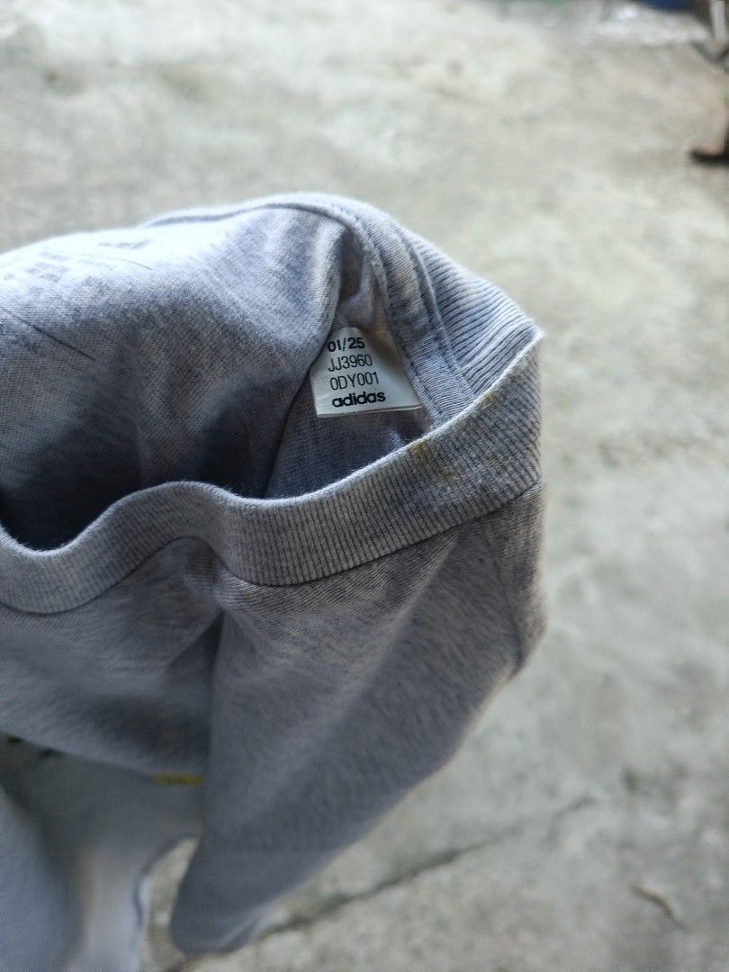 Adidas Grey Tennis Ball Graphic T-Shirt (Category: Tshirts & Polo Shirts ) located in Urdaneta. Submitted by tetsudoubletaps (Listing ID 1468497708, Image 2). Description: + SF 22 x 27 - 28 with minimal stains sa neck and shoulder, hindi naman masyadong visible pwede pa sigurong maalis pag nilabhan - Brand: Adidas - Color: Grey with yellow tennis ball graphic on left chest - Size/Fit: Regular fit, short sleeves - Material: 100% cotton, Made in Pa