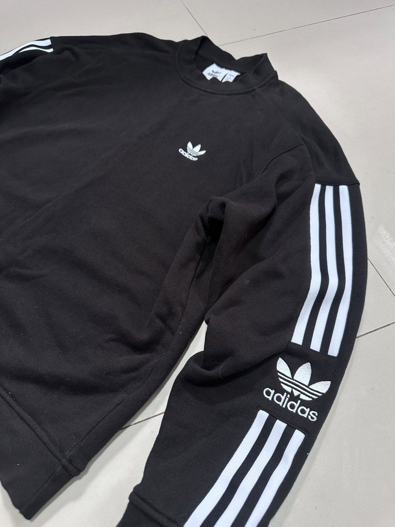 Adidas sweater (Category: Coats, Jackets and Outerwear) located in Manila. Submitted by nilodanzcuadra (Listing ID 1468330383, Image 3). Description: Size Large Like new Loc: north caloocan.